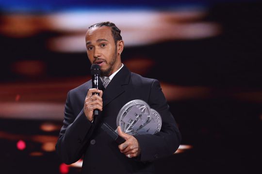 Boze Lewis Hamilton haalt 3e prijs op bij FIA gala: 'Is compleet onaanvaardbaar'