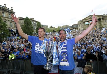Huddersfield op z'n kop door terugkeer in Premier League (video)