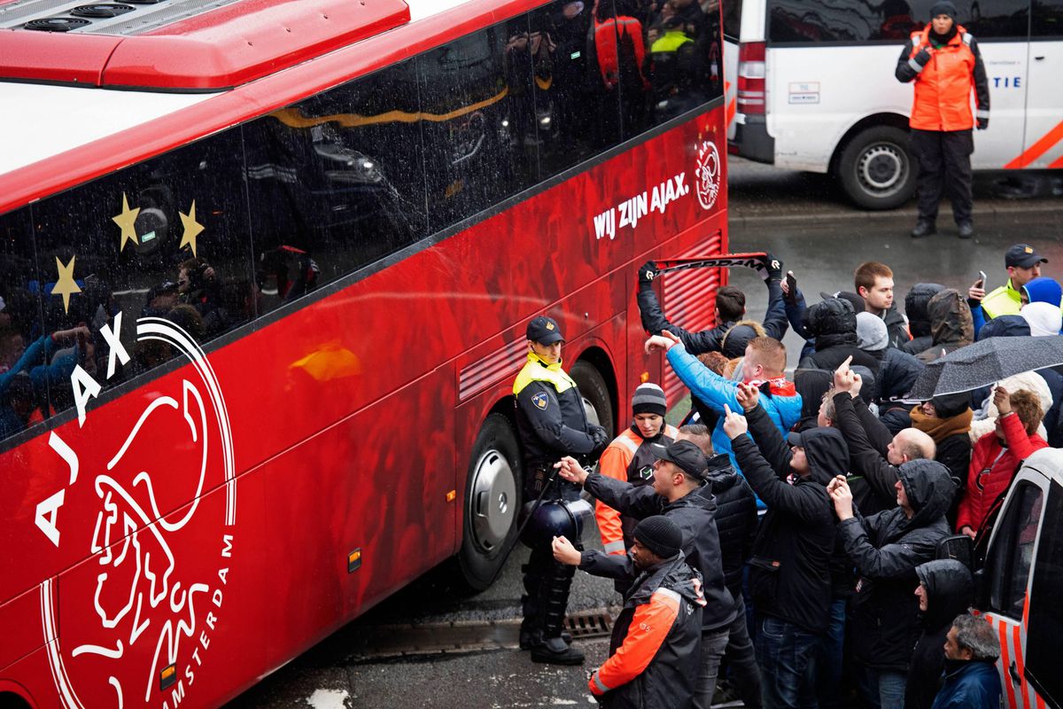 Ajax houdt hoop op eigen fans in De Kuip