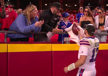 🎥 | NFL'er Allen maakt familie van jonge fan dolgelukkig met prachtig gebaar