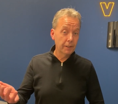 🎥😂 | Valentijn geeft Valentijnsadvies: 'Geef niet te veel aan die vrouwen, dan raken ze eraan gehecht'