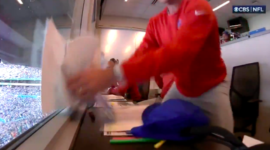 😂 | Boze NFL-coach wordt he-le-maal gek en smijt met iPad na nederlaag