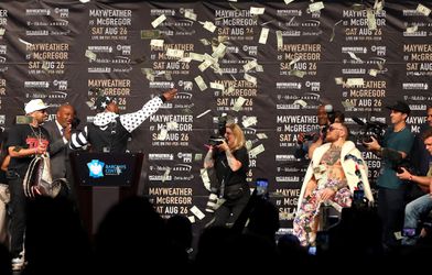 Floyd Mayweather laat zijn strippers letterlijk baden in het geld (video)