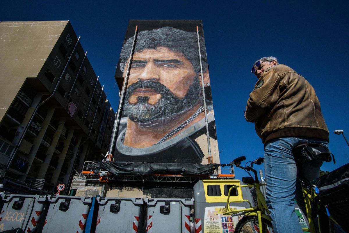 Napels eert Maradona: gigantische muurfresco en ereburgerschap