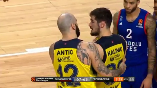 HAHA! Basketballer geeft eigen teamgenoot onbedoeld een tik (video)