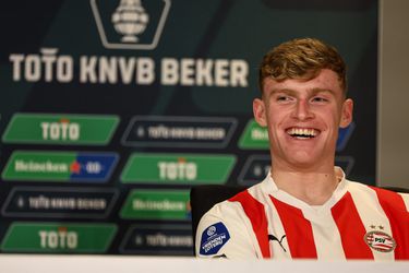 'Gerrit' Branthwaite hielp PSV met primeur langs Emmen: 'Nooit eerder 2 keer gescoord'