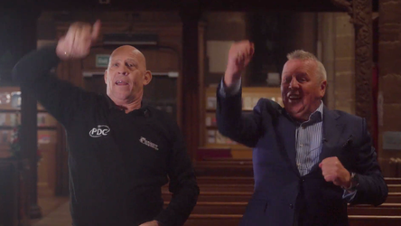 🎥 | PDC plaatst briljante WK-opwarmer: kerstkoor laat allerlei dartsliedjes horen