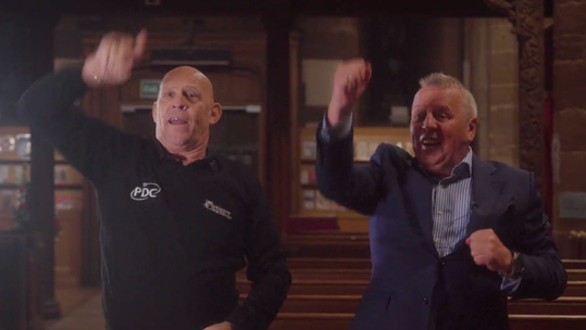 🎥 | PDC plaatst briljante WK-opwarmer: kerstkoor laat allerlei dartsliedjes horen