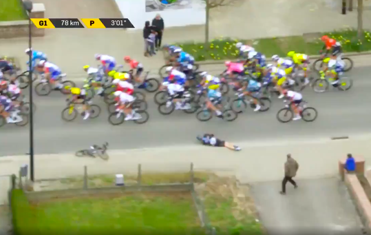 🎥 | OUCH! Renner Nils Eekhoff klettert op hoge snelheid keihard over de straat