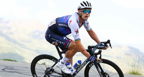 Yves Lampaert had het moeilijk op de Alpe d'Huez: last van loslopende hond aan begin van de rit