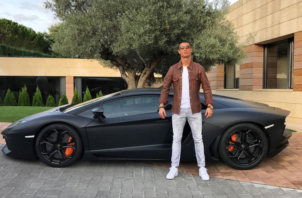 Ai! Ronaldo's Lamborghini weggesleept tijdens skireisje