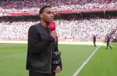 🎥 ​| Prachtig: moeder Jurriën Timber in tranen bij Ajax-afscheid van zoon voor Klassieker