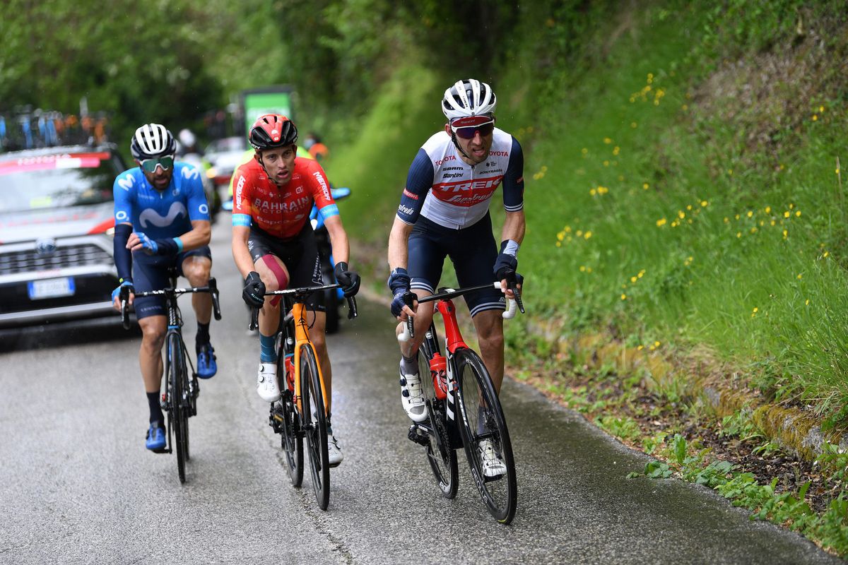 🎥 | Giro: Bauke Mollema vlak voor de finish opgeslokt, andere wielrenner aangereden door een auto