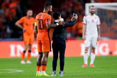 YOLO! Amin rende het veld op voor selfie met Depay: 'Ik moest gaan, je leeft maar 1 keer'