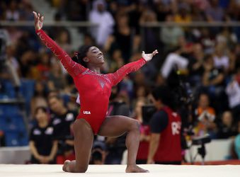 Biles pakt op de vloer met dikke overmacht haar 14e wereldtitel