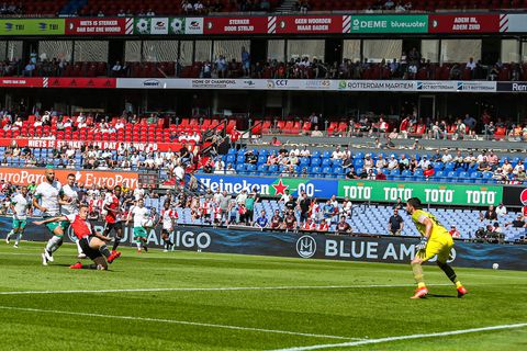 🎥 | Feyenoord-fans zetten spreekkoren in richting Steven Berghuis: 'Ga lekker dood'
