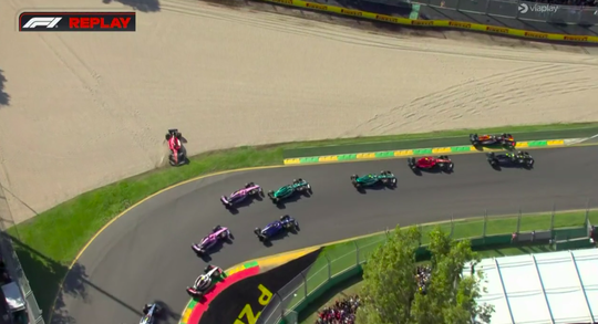 Chaos-start GP Australië: Mercedes verrast polesitter Verstappen, Leclerc en Albon crashen