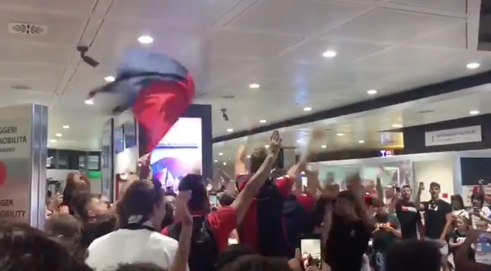 Italiaanse chaos! Schöne krijgt heldenontvangst op vliegveld van Genua (video's)