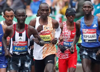 Fenomeen Eliud Kipchoge wint 10e marathon op rij met 2e tijd ooit