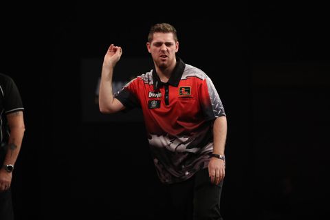 Berry van Peer is wereldkampioen darts (bij de bond WDF)