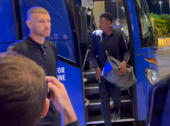 🎥😂 | Pas je op, Denzel? Inter-verdediger gaat op z'n plaat bij teambus