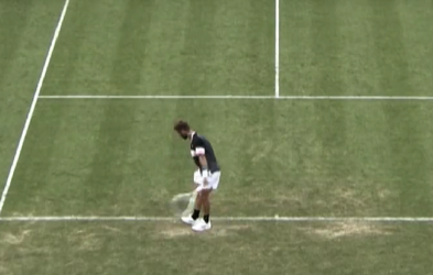 🎥 😂  | Franse tennisser probeert raarste service ooit en gaat af als een gieter