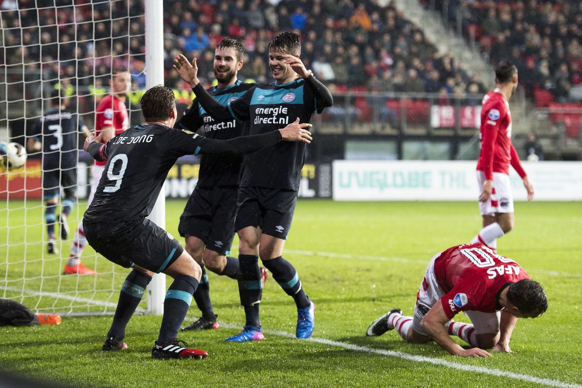 PSV wint met scorende De Jong doelpuntenfestijn in Alkmaar