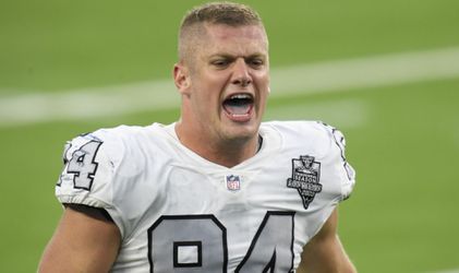 Uit de kast gekomen NFL'er is populair: shirts van Carl Nassib vliegen over de toonbank