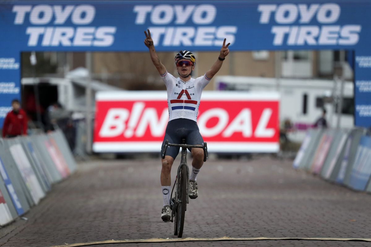 Wout van Aert heeft pech en moet crosszege in Hulst aan Tom Pidcock laten