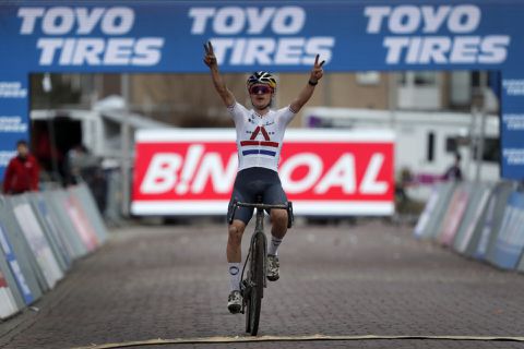 Wout van Aert heeft pech en moet crosszege in Hulst aan Tom Pidcock laten