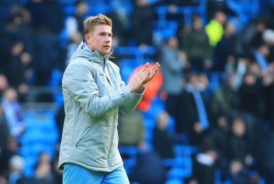 🎥😍 | Lief! Kevin De Bruyne speelt in leeg Etihad Stadium met z'n kleintjes