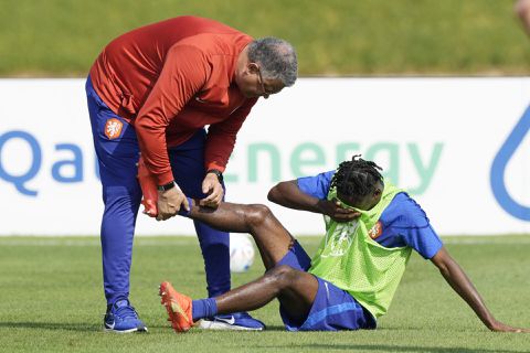 Jeremie Frimpong haakt geblesseerd af op training Oranje