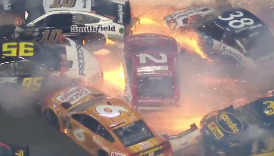 HOLY SHIT! Megacrash met 21 wagens tijdens Daytona 500 (video)