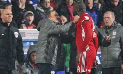 LOL! Cardiff-speler krijgt rood en flipt hem helemaal (video)