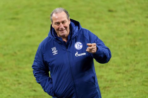 Huub Stevens krijgt staande ovatie bij afscheid Schalke 04: 'Straks hebben we je weer nodig'
