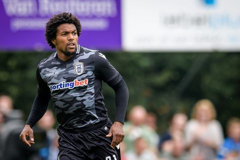 Clubloze Diego Biseswar wil terug naar de Eredivisie: 'Denk dat ik nog meekan'