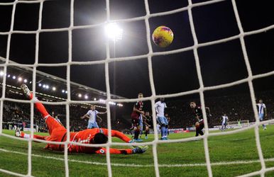 Lazio behoudt aansluiting met top door goals in blessuretijd