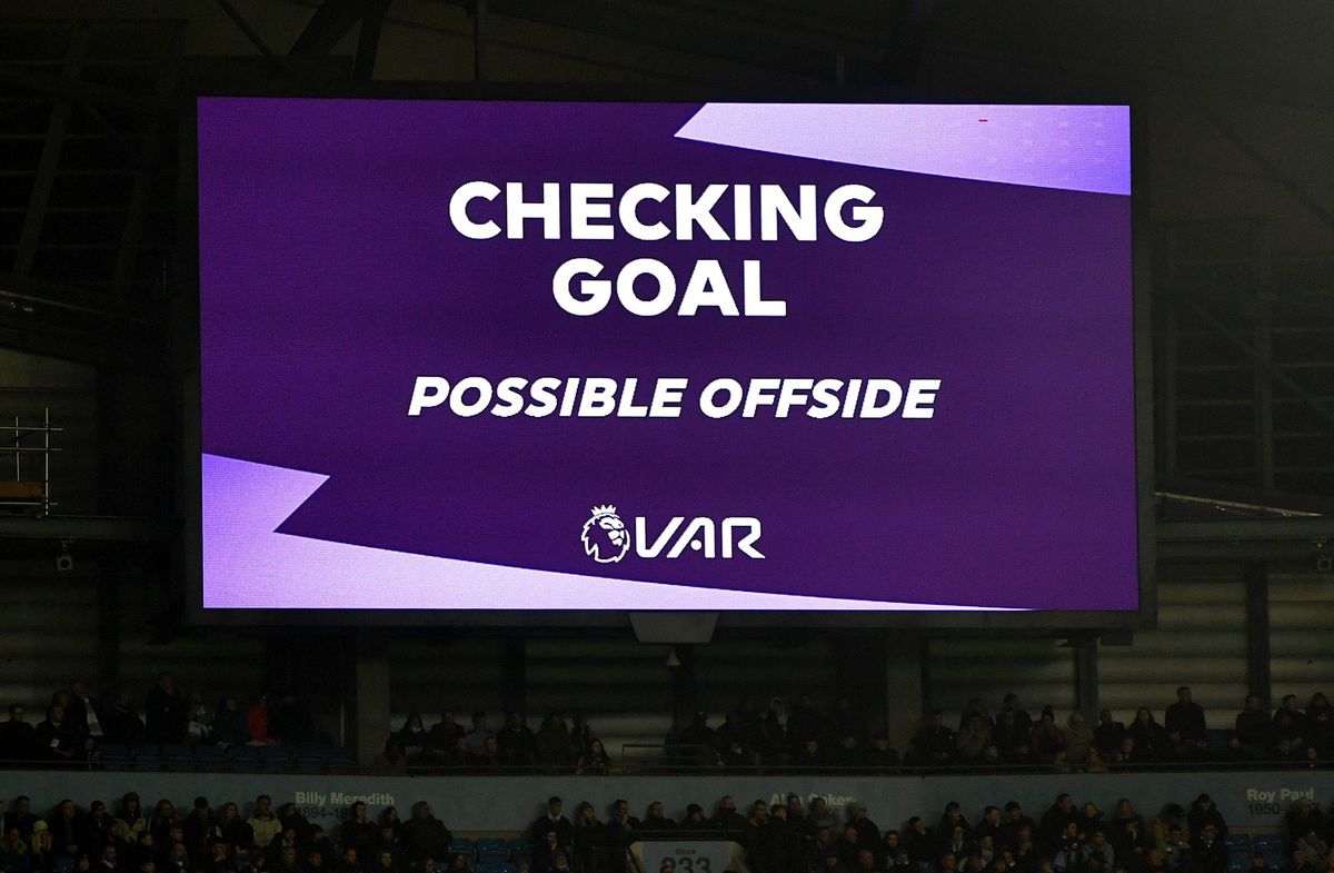 Premier League-coaches boos op VAR: 'Het is ieder weekend 1 grote puinhoop'