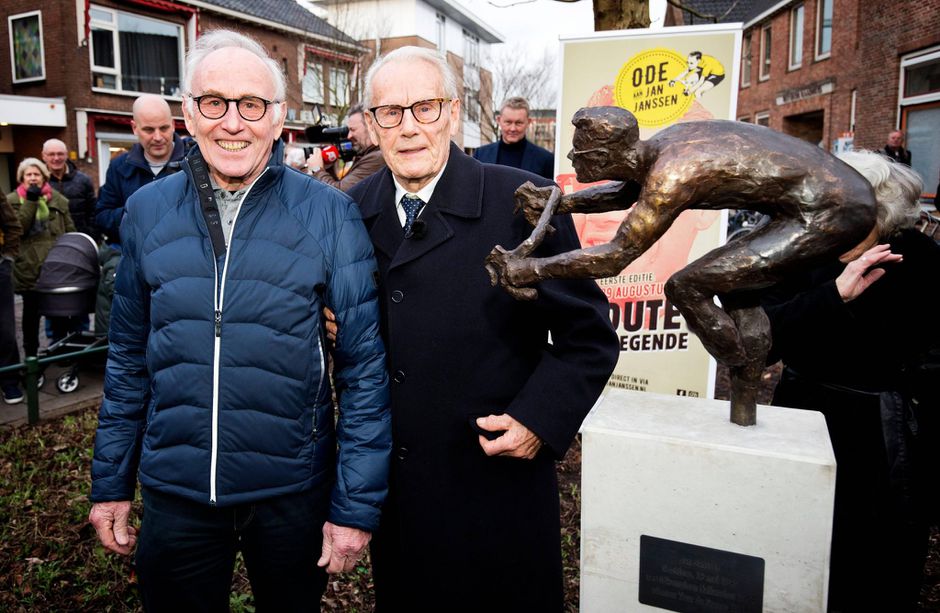 Standbeeld Tourwinnaar Janssen onthuld, ook Zoetemelk van de partij