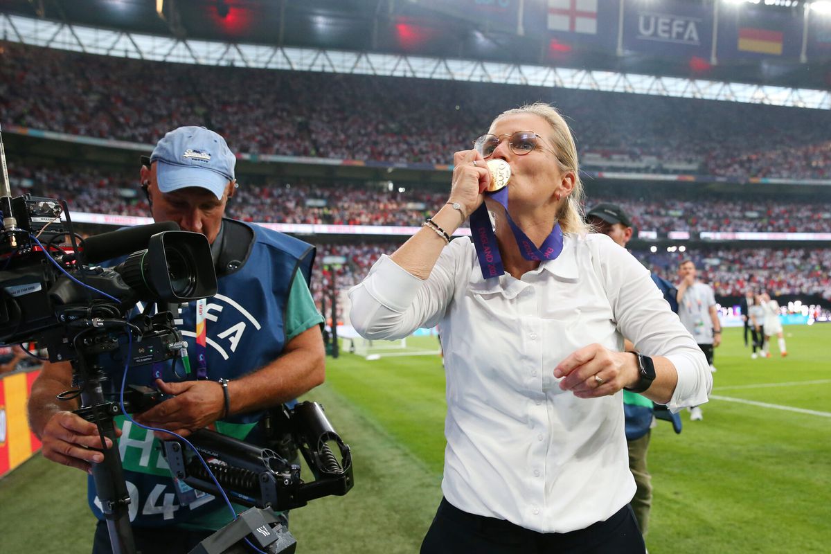 Sarina Wiegman kust armband van vlak voor EK overleden zus: 'Denk dat ze op de lat zat'