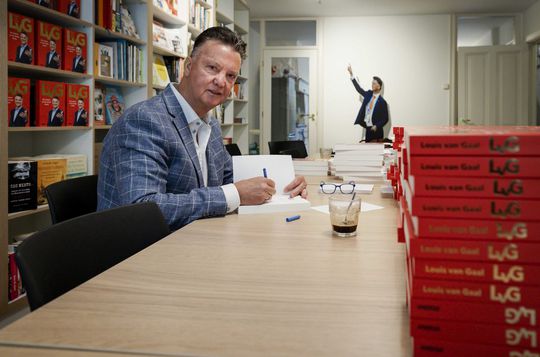 📺 | Niemand minder dan Louis van Gaal gaat napraten over Ajax - PSV op RTL4