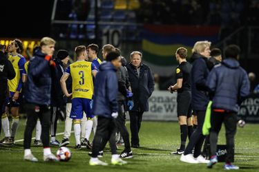 🎥 | Henk de Jong pissig op biergooiers: 'Die paar idioten benadelen onze club, man!'