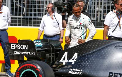 Auto van Hamilton nét op tijd gerepareerd, Mercedes voorkomt start vanuit pitstraat