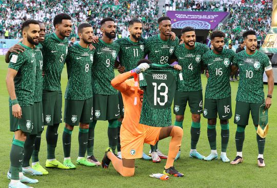 Mooi! Selectie Saoedi-Arabië eert geblesseerde speler in groepsfoto