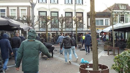 Shit joh! Voetbalsupporters Utrecht en Heracles matten in centrum Almelo (video)