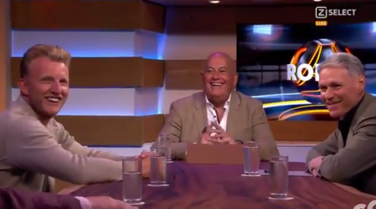 🎥 | Jack van Gelder kan het niet laten en zingt ook stukje aan tafel bij Ziggo Sport 🎶