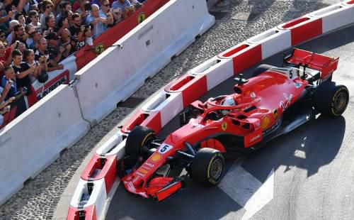 Vettel 'crasht' zijn Ferrari in Milaans muurtje, voorvleugel kapot (video)