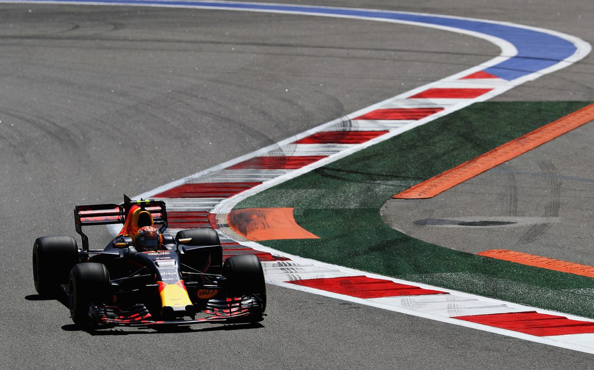 Vettel pakt pole in Rusland, Verstappen start vanaf teleurstellende P7