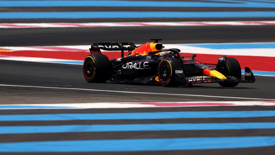Charles Leclerc met hulp van Carlos Sainz naar pole, P2 voor Max Verstappen