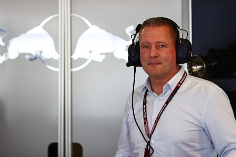 Jos Verstappen kraakt Lewis Hamilton: 'Hij hoeft niet met mij te praten'